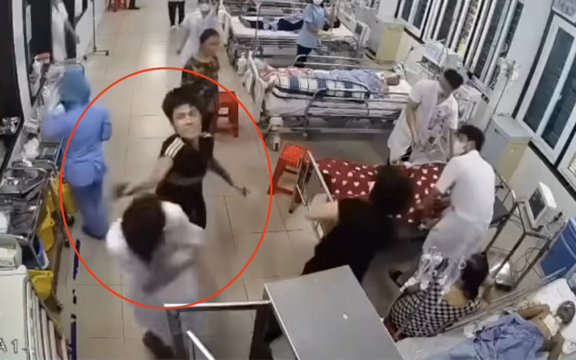 Nhân viên y tế BV Đa khoa Nam Định bị người nhà bệnh nhân đánh liên tiếp vào đầu