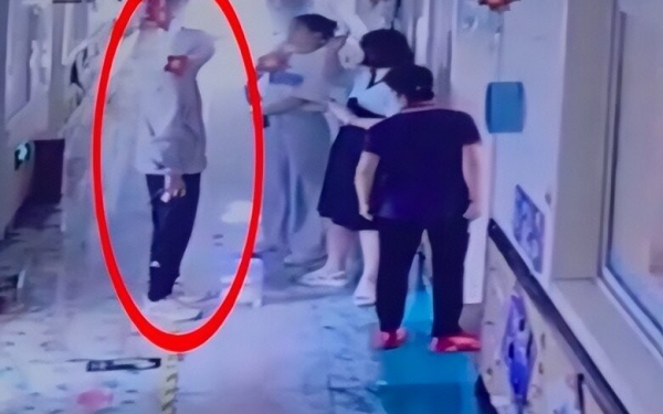 Camera trường học ghi lại cảnh một người đàn ông giả làm ông nội đến đón cháu, cái kết khiến phụ huynh rùng mình