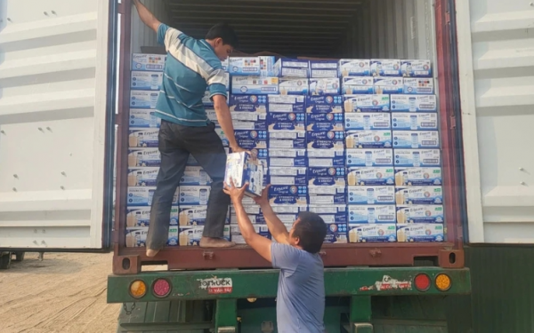 Khởi tố một cán bộ hải quan tiếp tay buôn lậu hơn 4.000 thùng sữa từ Mỹ về Việt Nam