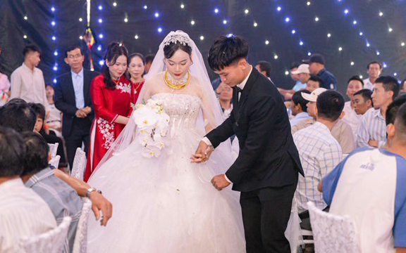 Ảnh nét căng đám cưới Hồ Văn Cường: Chú rể diện vest bảnh bao, cô dâu visual đỉnh chóp vàng đeo trĩu cổ nặng tay