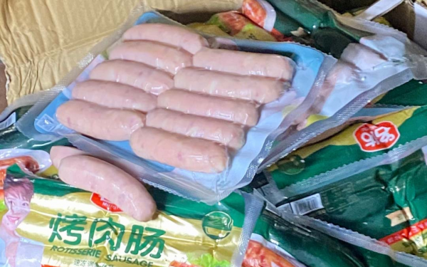 Hàng trăm kg lạp xưởng chuyên bán tại vỉa hè bị thu giữ