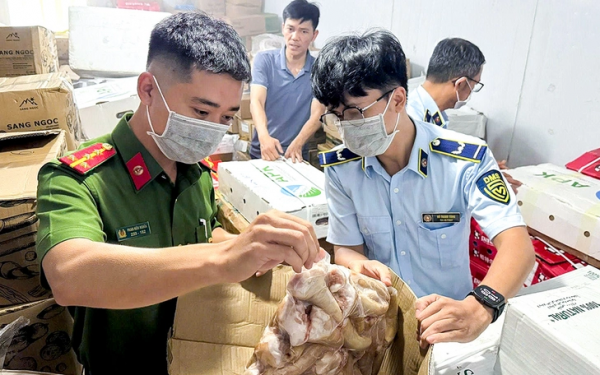 Phát hiện gần 4 tấn thịt bẩn heo, gà, trâu đông lạnh nhập lậu từ nước ngoài chờ tuồn ra thị trường.