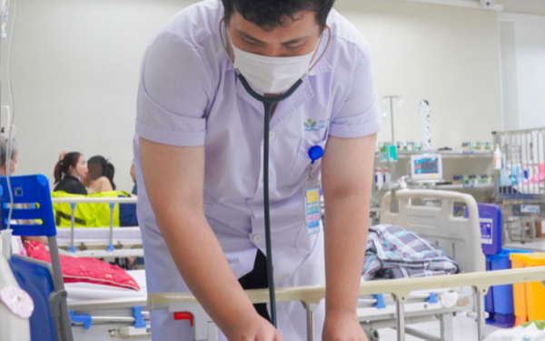 Nam sinh 15 tuổi ngộ độc vì sử dụng thuốc lá điện tử