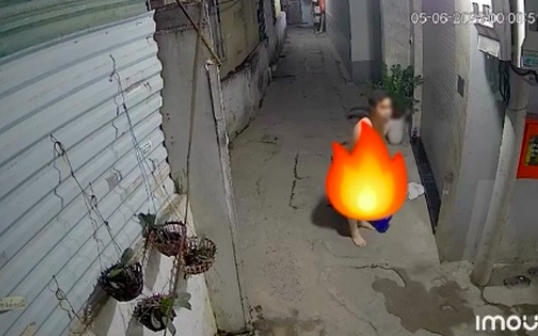 Truy tìm danh tính người đàn ông không mặc quần áo đuổi theo một cô gái trong đêm