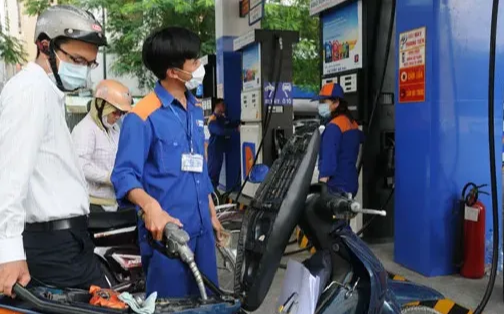 Giá xăng, dầu bật tăng mạnh 19/6