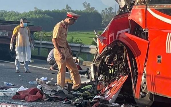 Hiện trường kinh hoàng vụ tai nạn trên cao tốc, 18 người thương vong
