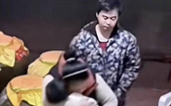 Xem pháo hoa, em bé qua đời trong vòng tay ba mẹ khiến dân mạng xúc động