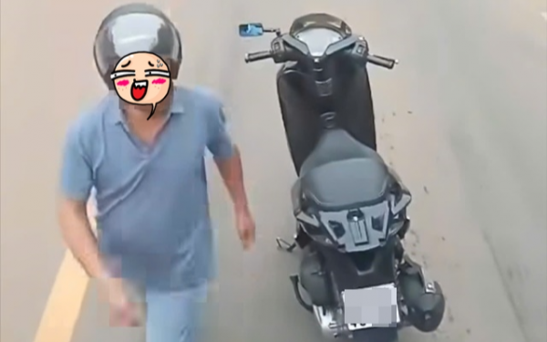 Người đàn ông chặn đầu xe, thách thức 