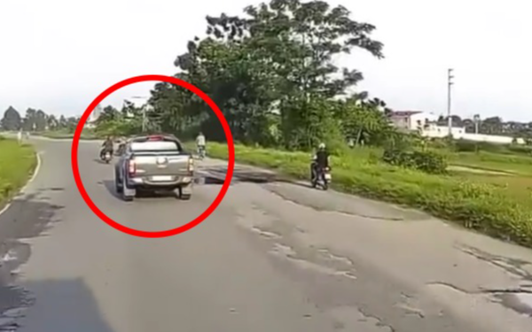 Ô tô bán tải tạt ngã xe máy, người lăn trên đường cực nguy hiểm