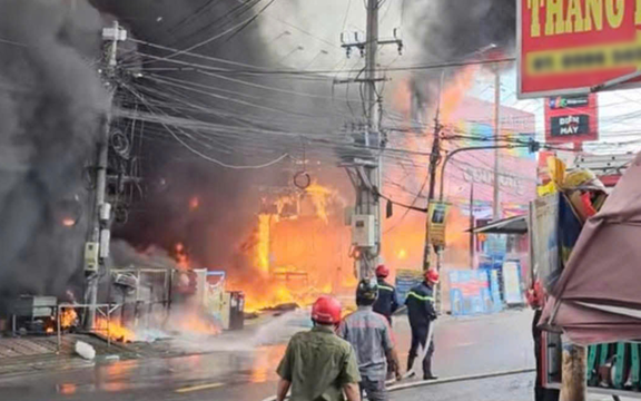 "Biển lửa" bao trùm siêu thị điện máy Xanh giữa trưa, nhân viên hoảng loạn tháo chạy