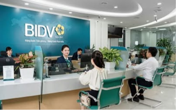 Khách hàng yêu cầu chuyển khoản 350 triệu vào 2 số tài khoản khác nhau, người nhận trùng tên: Nhân viên BIDV lập tức hủy giao dịch và báo công an