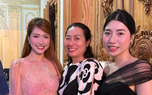 Xôn xao cõi mạng ảnh Hoà Minzy ôm thân thiết mẹ Văn Toàn, có chuyện vui gì đây?