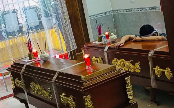 Thắt lòng cảnh người cha ôm quan tài của hai con trai đuối nước