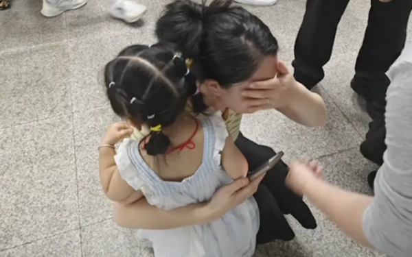 Thấy bé gái trên mạng giống hệt con mình, người mẹ đòi xét nghiệm ADN và cái kết đau lòng