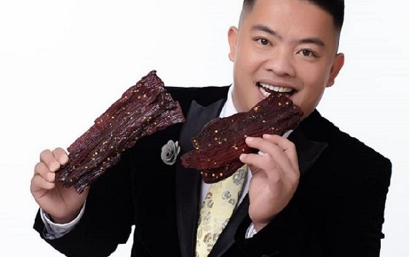 Hải Sapa phất lên 1 cách bất thường, chi 100 tỷ mở nhà hàng, góp vốn lập công ty 50 tỷ. Sau 1 năm bán trâu gác bếp đã thu hồi vốn