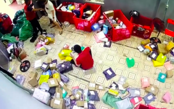 MXH xôn xao clip nam shipper ở Hải Phòng bị khách hàng hành hung ngay tại kho, hé lộ lý do gây 
