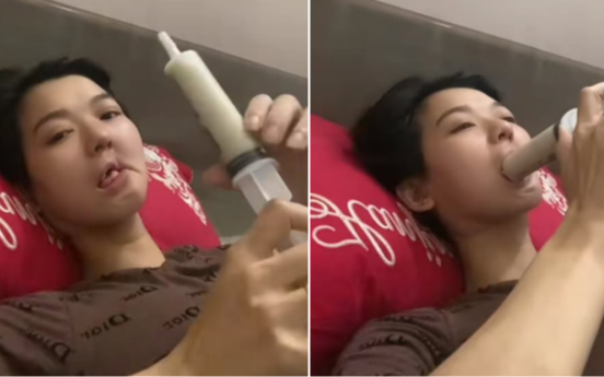 Hình ảnh cô gái mắc ung thư xương hàm, bữa ăn hàng ngày là "cháo xay loãng ăn bằng xi lanh" gây xót xa: Dấu hiệu phát hiện bệnh sớm trước khi quá muộn