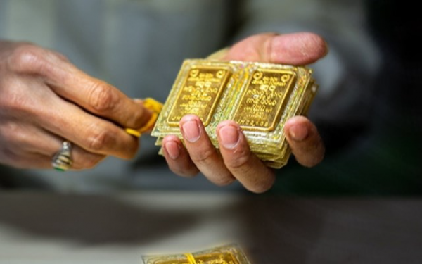 Người mua vàng lại rối với thông tin mới