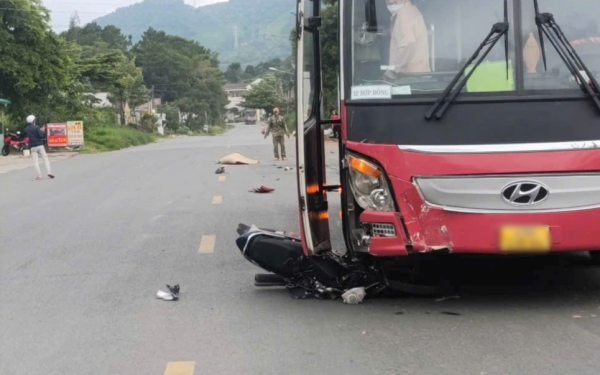 Xe khách vượt ẩu, tông trực diện vào xe máy khiến nam sinh tử vong