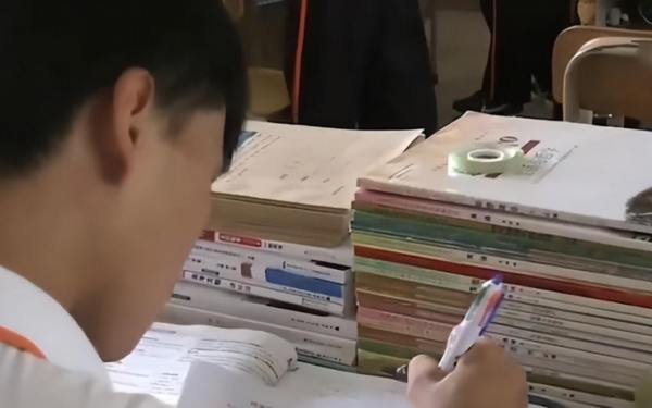 Nam sinh giỏi nhất tỉnh nộp 3 tờ giấy trắng thi đại học khiến nhà trường sửng sốt khi biết nguyên do: “Em cố tình thi trượt”