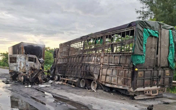 Hiện trường kinh hoàng vụ xe container đấu đầu xe tải, 2 người thương vong