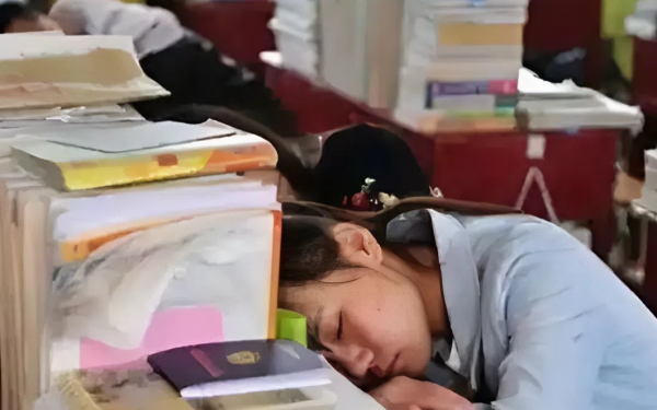 Nữ sinh quên ghi tên, ngủ gật trong phòng thi đại học vẫn đạt điểm cao nhất tỉnh, đỗ trường top đầu: Ai cũng sửng sốt khi biết nguyên do