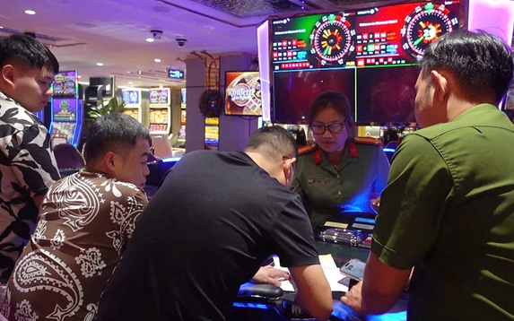 Danh tính hai nam ca sĩ Việt trong đường dây đánh bạc nghìn tỷ ở khách sạn Pullman